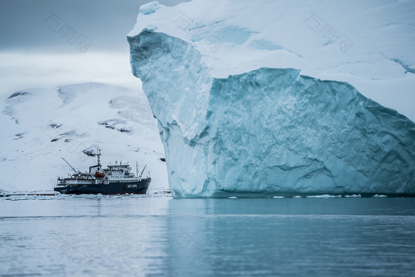 冰山旁边的小船