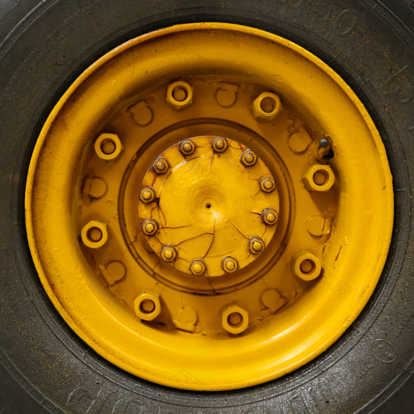 黄色车轮与轮胎的特写照片