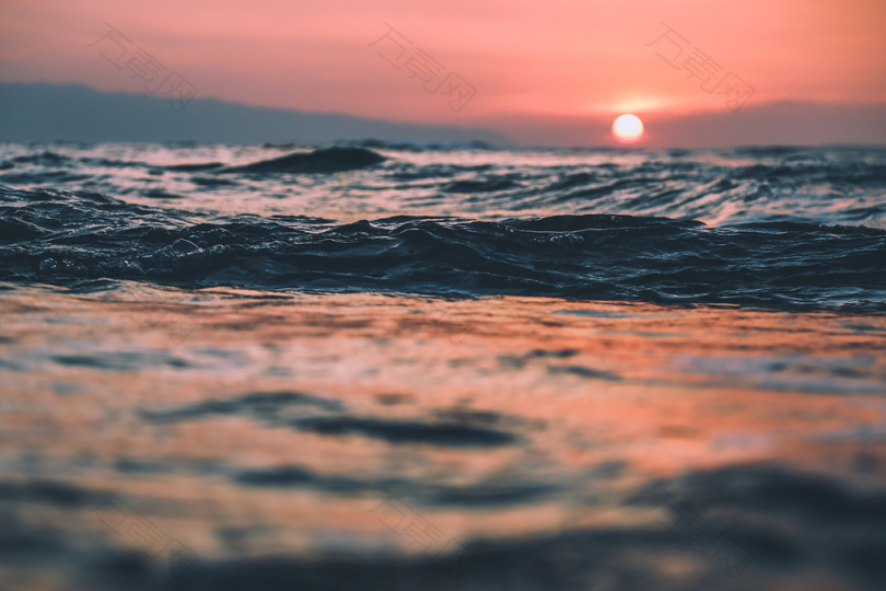 日落时的海洋