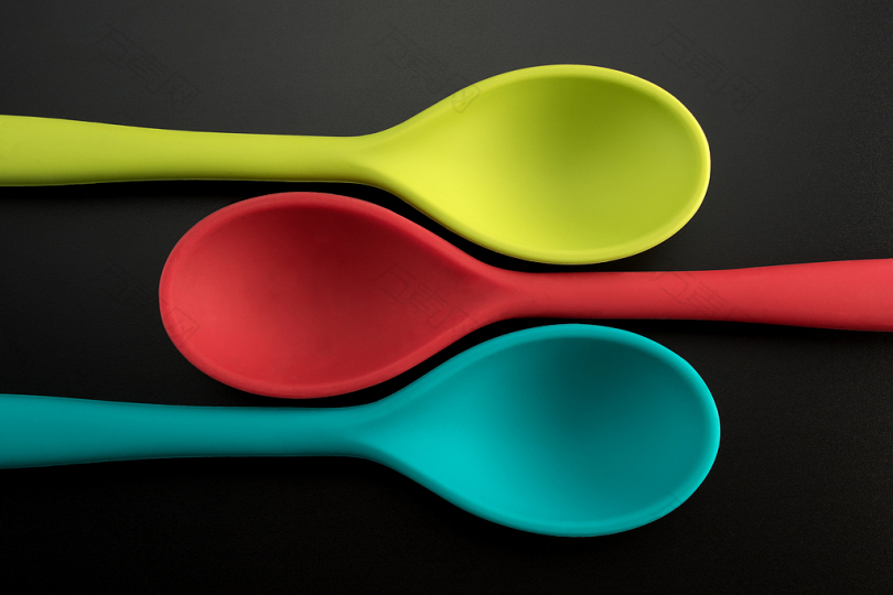 三绿色红色和蓝色塑料勺子