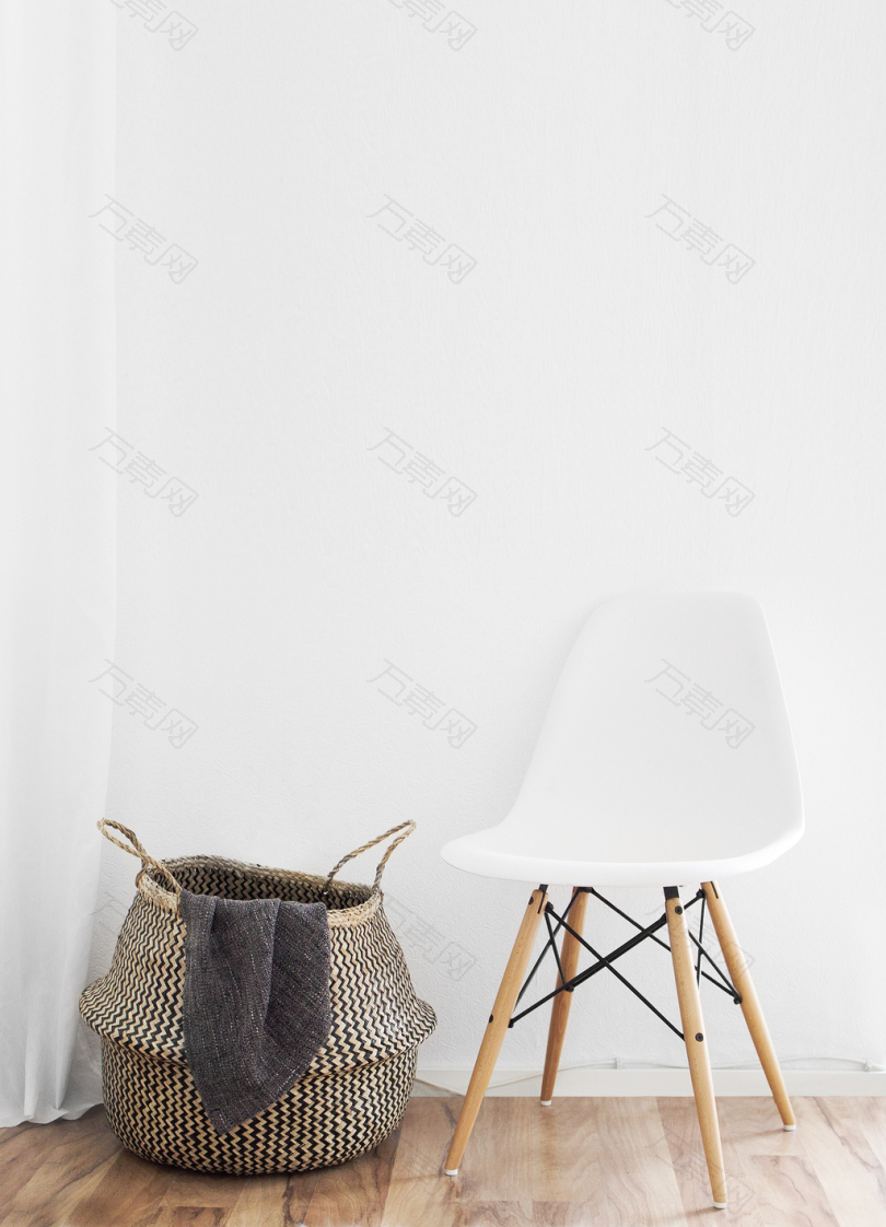 白色墙边的白色椅子和棕色的篮子
