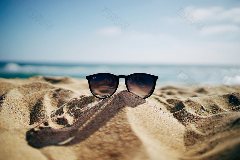 黑色光线禁止沙滩沙滩上的游客太阳镜