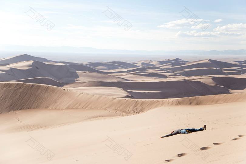 白天躺在沙漠里的人