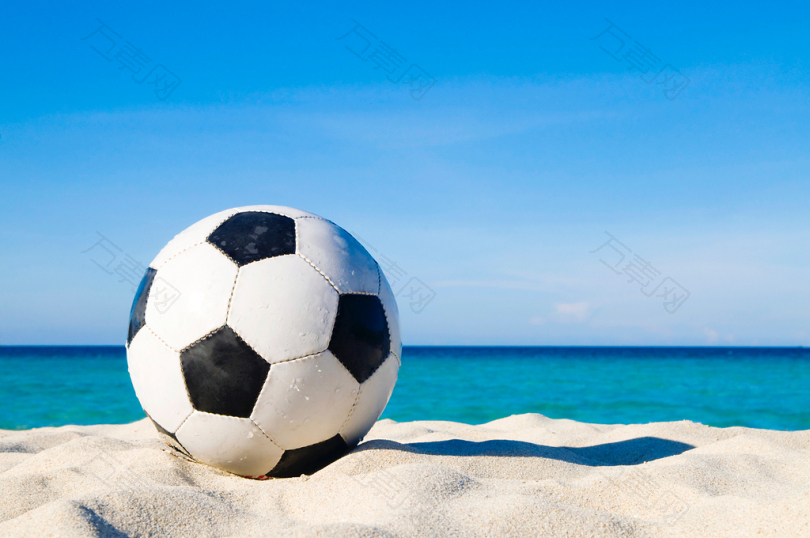 海边沙滩上的足球