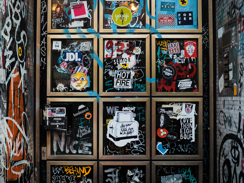 标志窗口贴纸城市街道杂乱肮脏油漆街景摄影街头艺术科隆城市生活城市艺术门