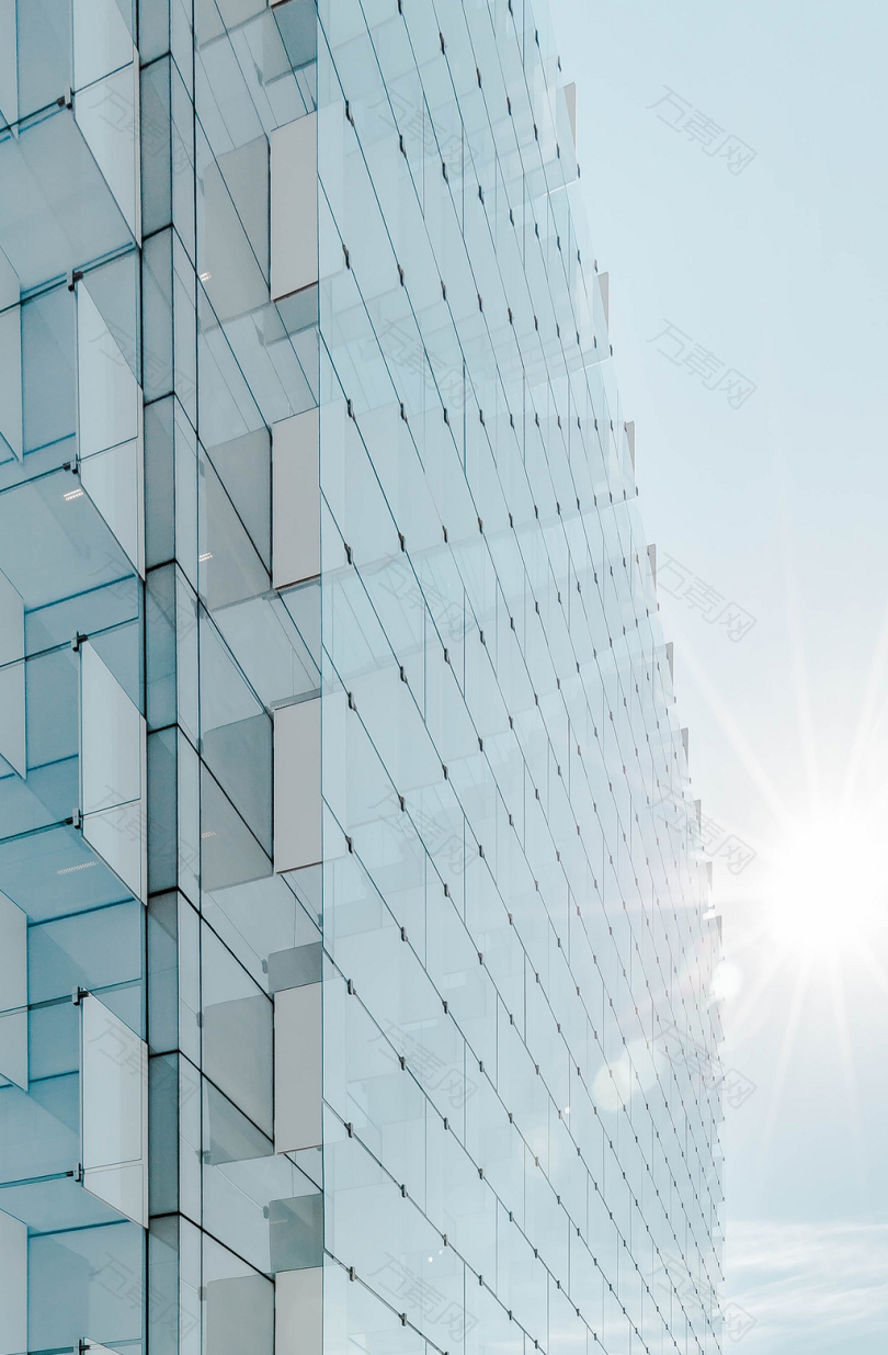 阳光下蓝天玻璃幕墙高层建筑