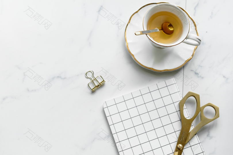 剪边碟上的白色陶瓷茶杯