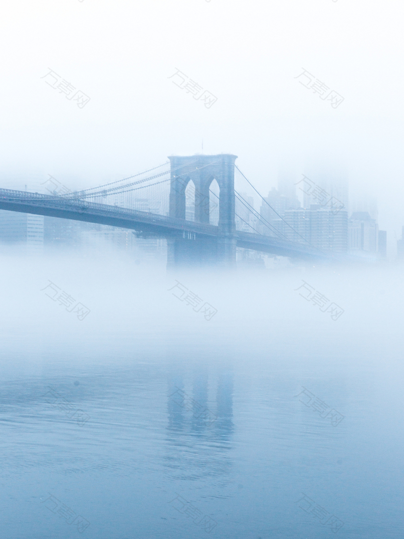 被雾包围的布鲁克林大桥
