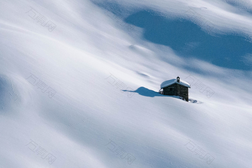 被雪覆盖的棕色房子