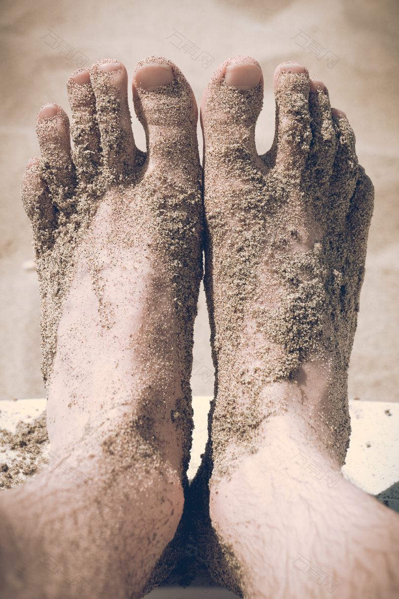 人的脚覆盖沙子的特写照片