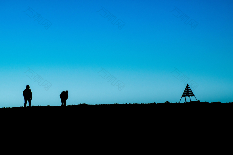白天站在帐篷附近的两个人的剪影