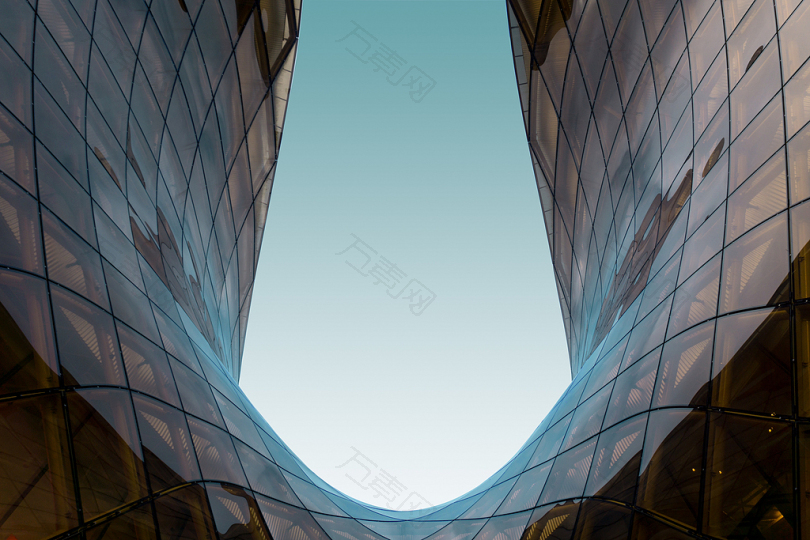 蓝天下的玻璃高层建筑