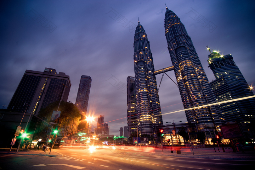 吉隆坡国家石油公司双子塔马来西亚吉隆坡城市中心蓝色小时夜灯双塔路灯