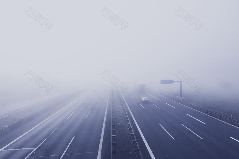 雾天的高速公路上