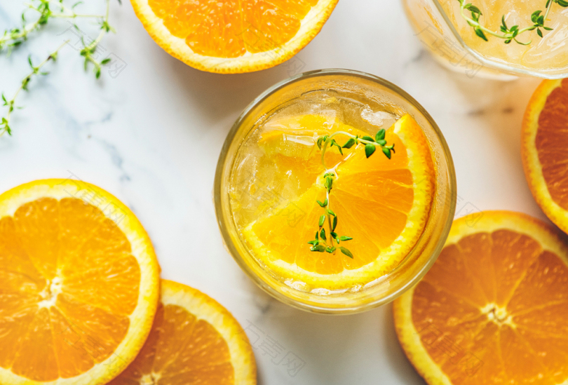 杯子上的橘子水果片