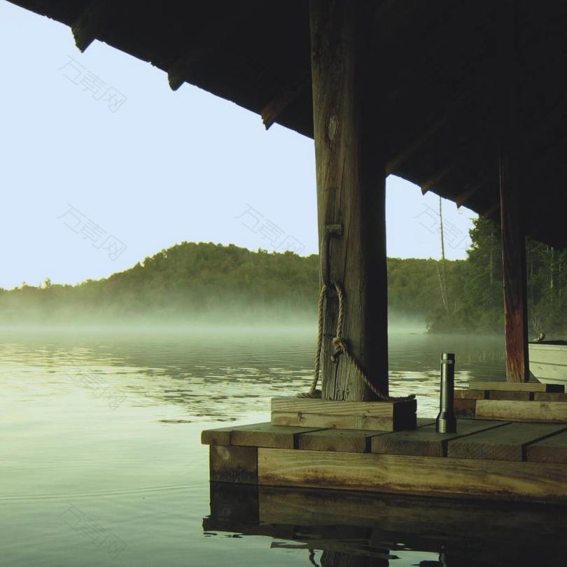 湖边烟雾缭绕古风木头建筑