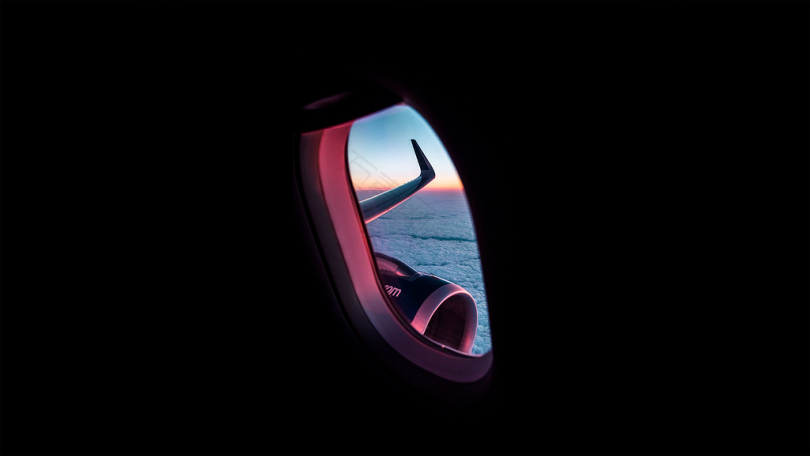 透过飞机窗口拍摄大海