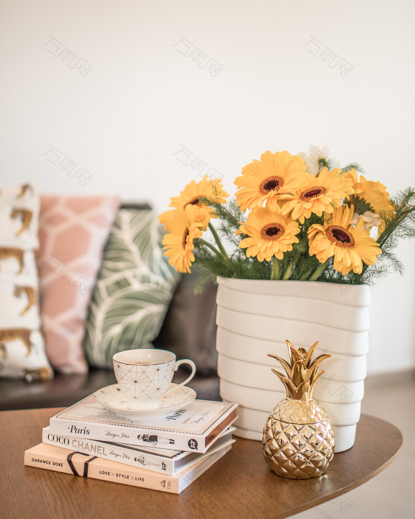 白色陶瓷花瓶上的黄花