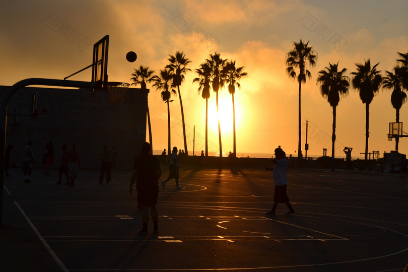 日落时人们打篮球的剪影照片