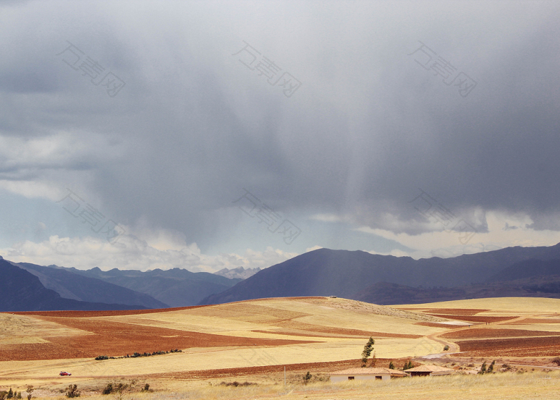 谷物金对比太阳地球光种植自然干燥文化农业田野土地云雨高原山比丘马丘库斯科