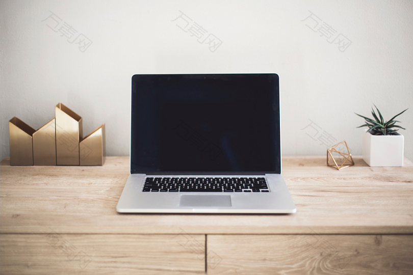 棕色桌面上的MacBookPro