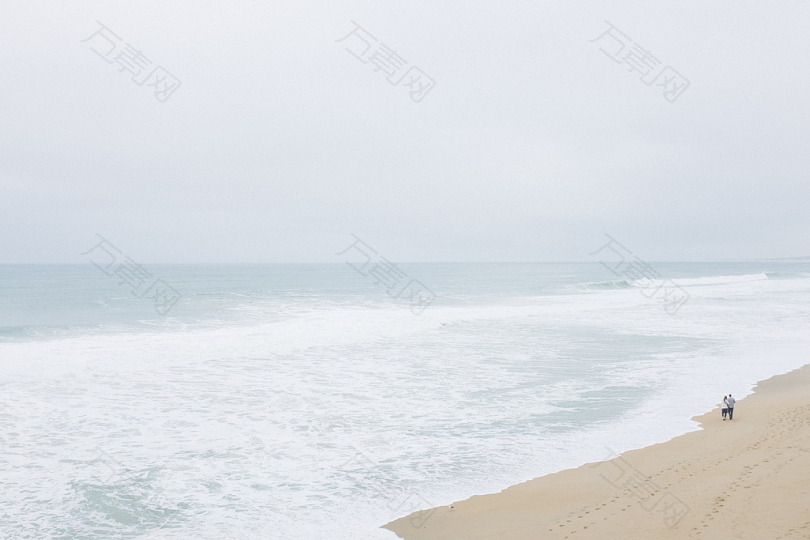 雾日出天空瓦片沙滩步行情侣海滩水海洋