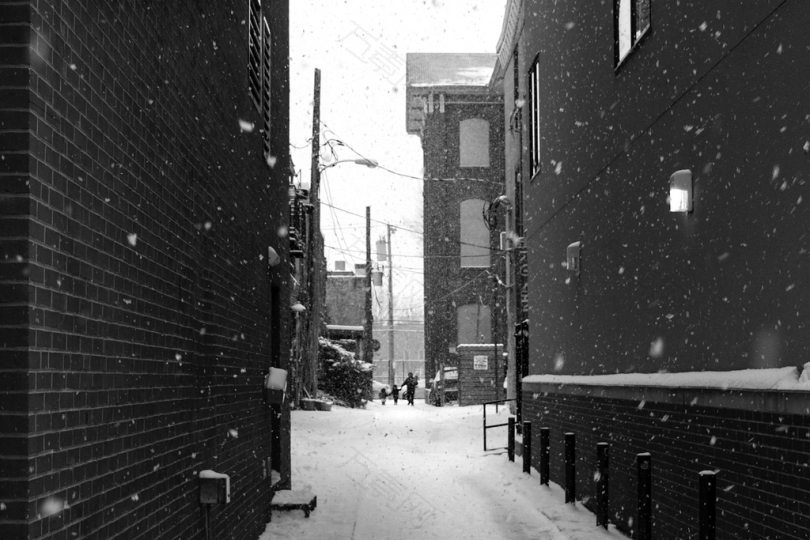 被雪包围的小巷