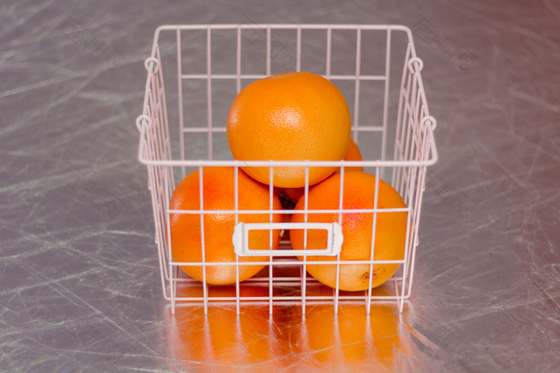 篮子上的橘子果实