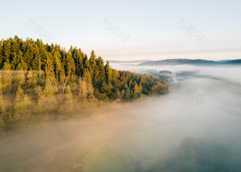 雾天森林航空摄影