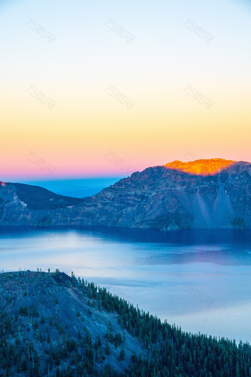 白天被湖边围着的褐石山