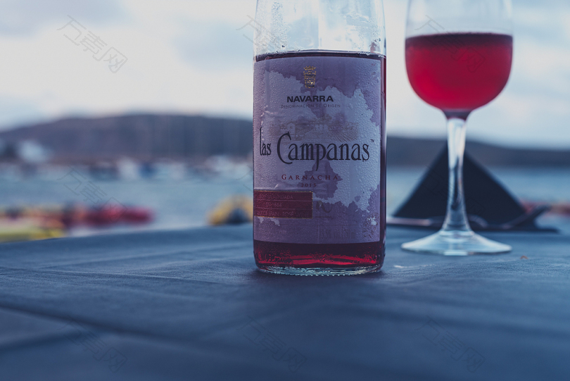 酒杯旁的康帕纳斯红葡萄酒瓶