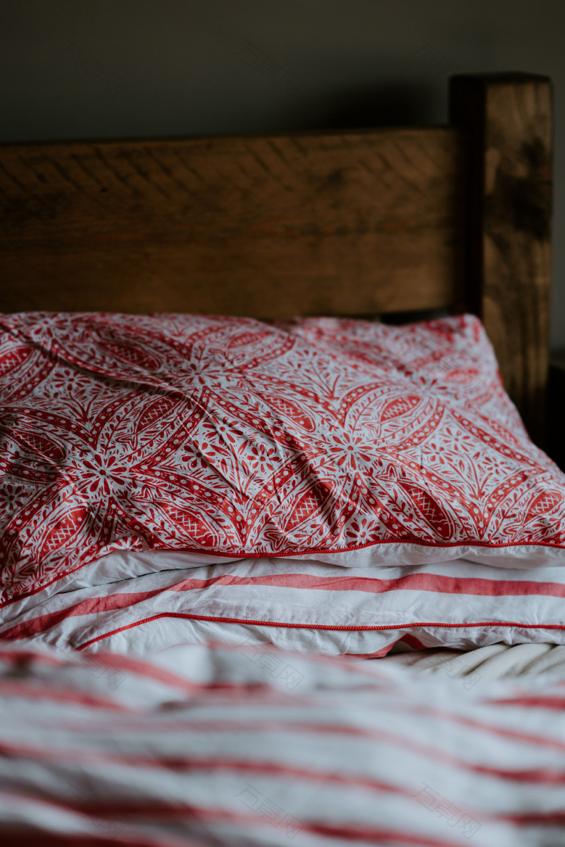 床上用品红色和灰色花枕