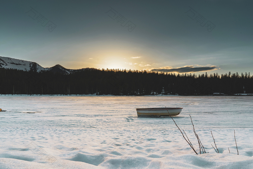 冰封湖上的小船