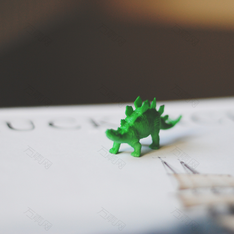 绿色恐龙玩具的选择性聚焦摄影