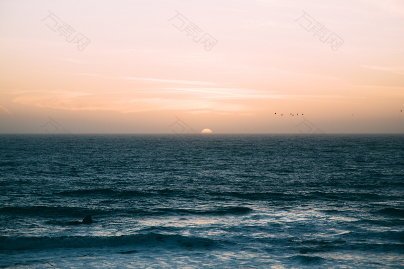 日落下的海浪