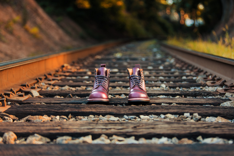 白天在火车铁轨上穿紫色的丘克靴