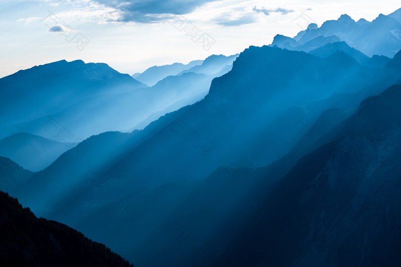 光线穿过山脉时的风景摄影
