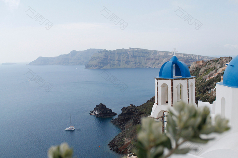 白昼和蓝色圆顶建筑在希腊圣托里尼白天的选择性聚焦摄影