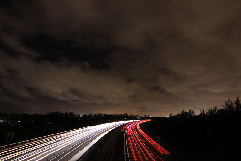 夜间路过车辆的时间摄影