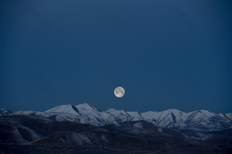 雪山上空的满月画