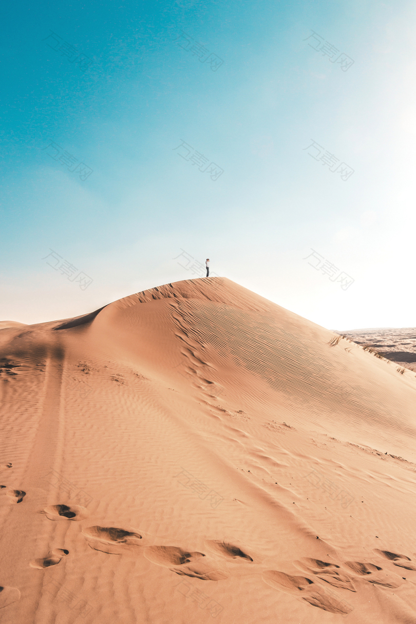 站在沙丘上的人