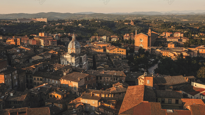 美丽的鸟瞰由无人机锡耶纳意大利迷人的古建筑展示西欧的建筑