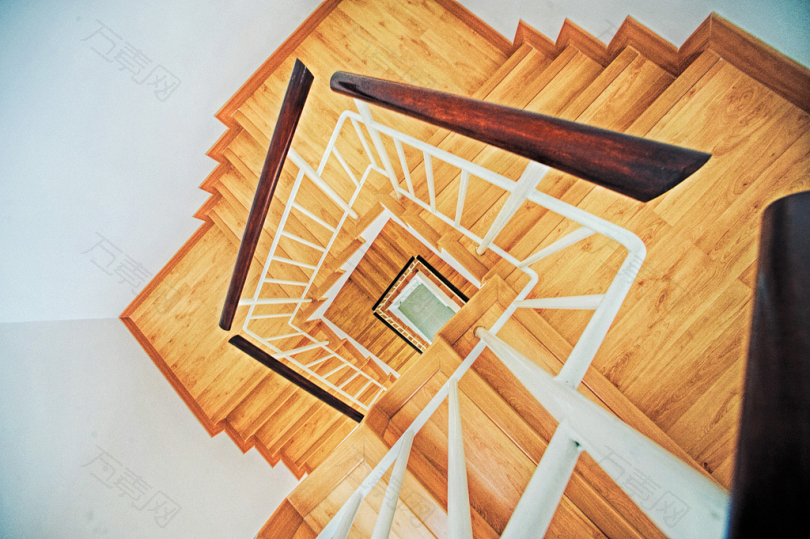 棕色木螺旋楼梯