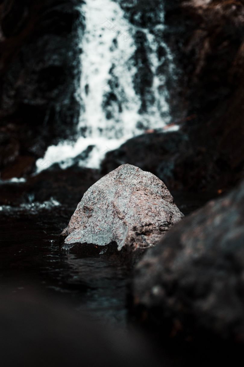 水中石灰岩的选择性聚焦摄影