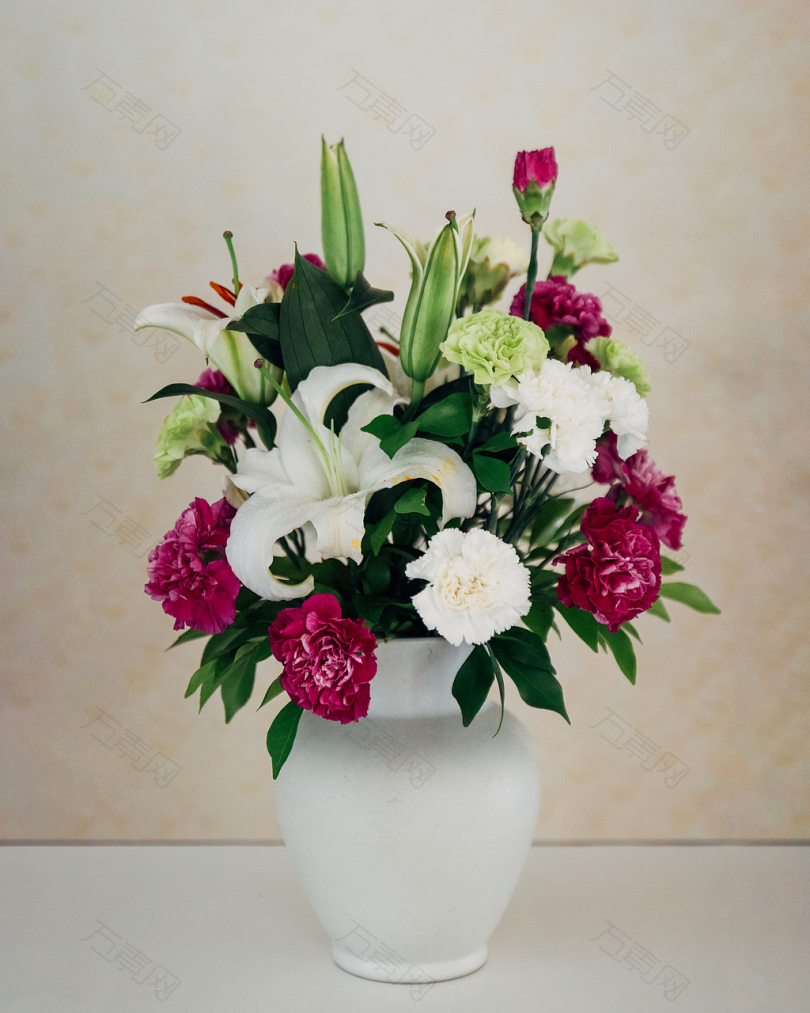 白色花瓶上的白色和紫色花瓣排列