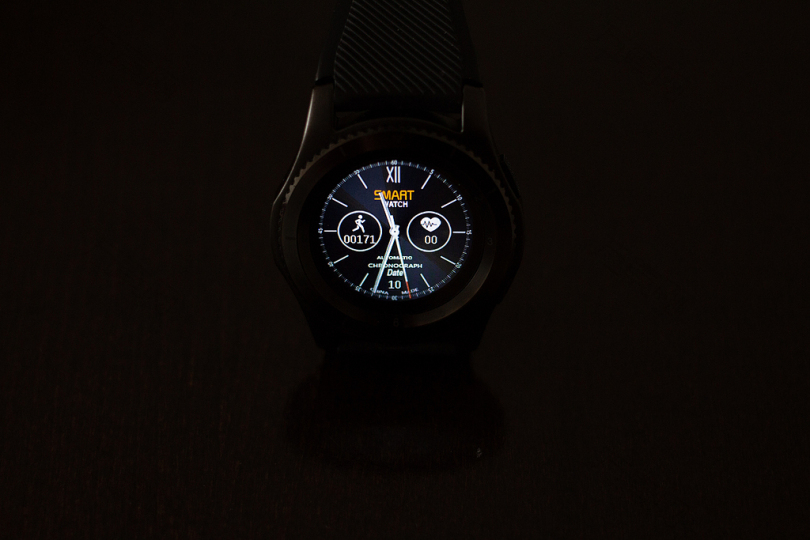 圆形黑色智能手表