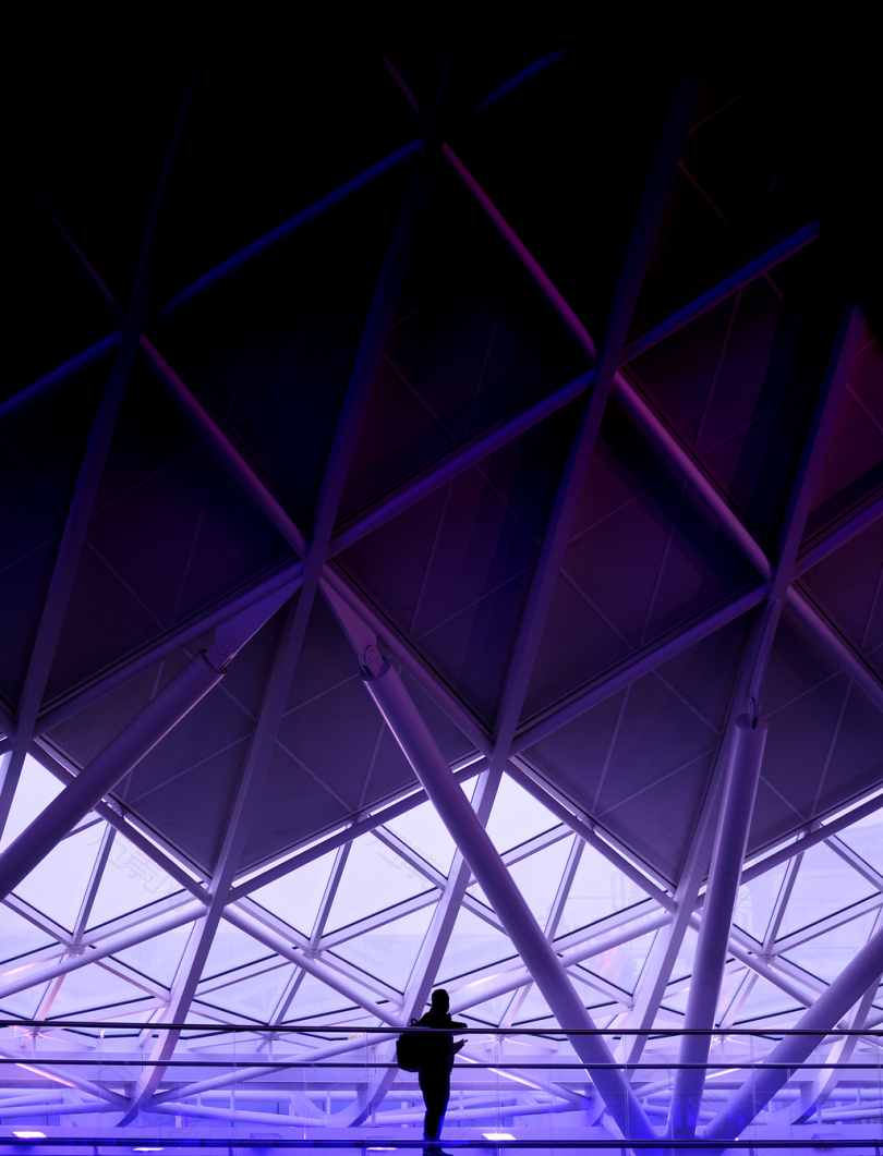 一幅紫色的钢结构背景下的人物剪影
