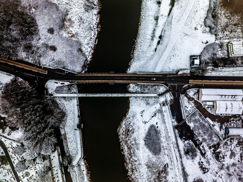 冰雪覆盖区桥梁的鸟瞰图