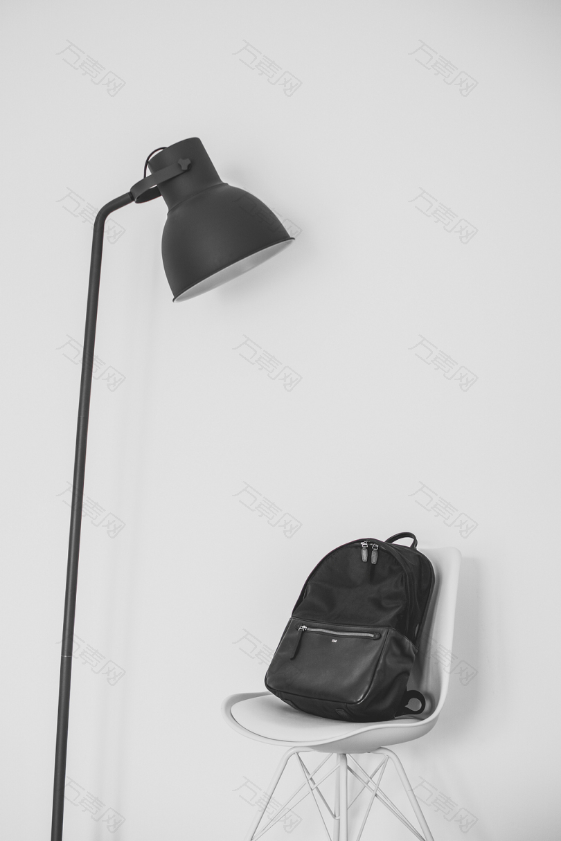 椅子顶部背包旁边的黑灯