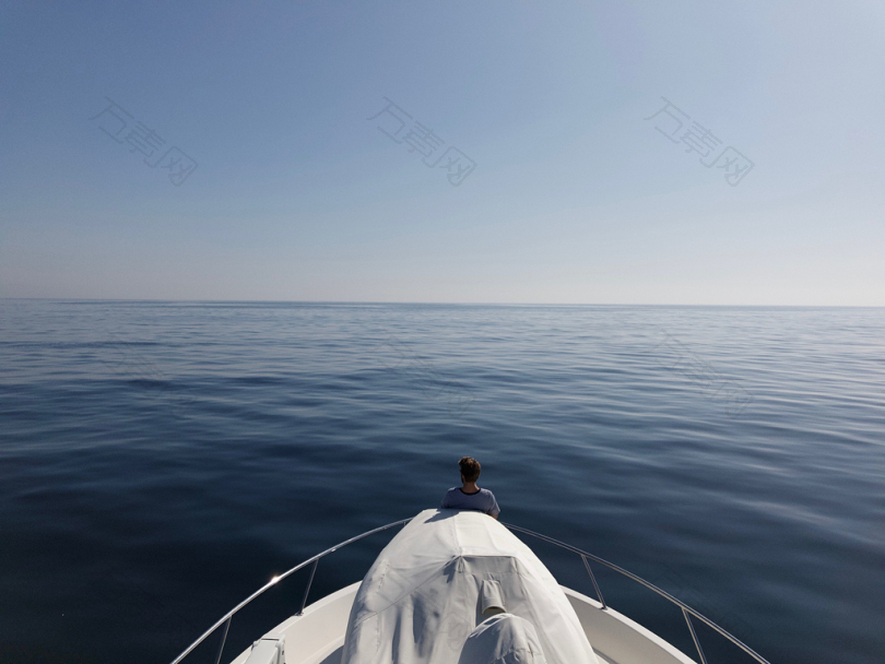 大海船地平线人水海洋太平洋船尾向外望从后面后退蓝色天空